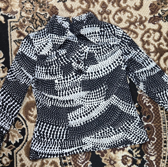 Vintage 70s Polyester Blouse Shirt Daggar Collar Abstract Black and White 1970s - Picture 2 of 15